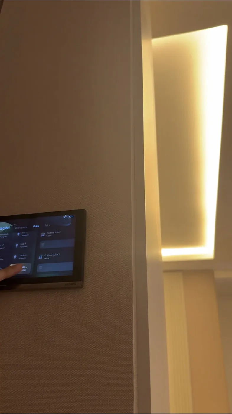 Panel táctil en pared controlando la casa de noche