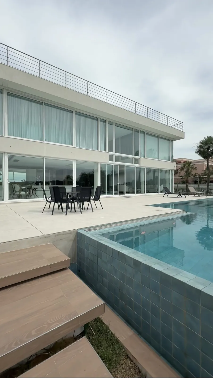 Casa inteligente moderna con piscina