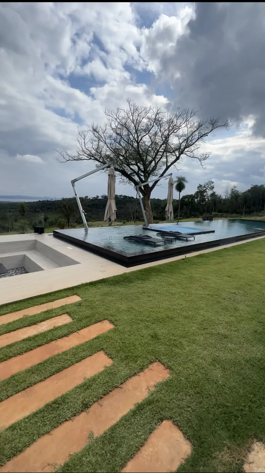 Piscina infinity y terraza premium estilo hotelero