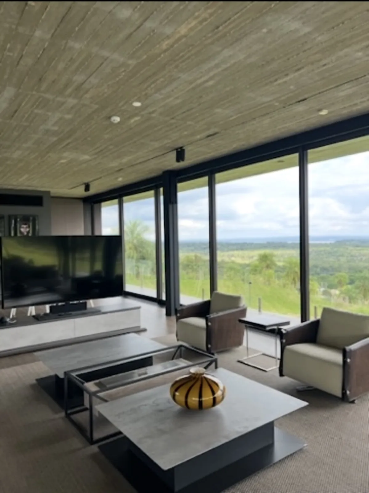 Espacio de estar con ventanal panorámico y vista